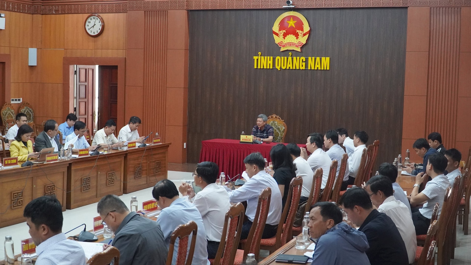 Phó Chủ tịch UBND tỉnh Hồ Quang Bửu chủ trì buổi làm việc. Ảnh: THÀNH CÔNG 