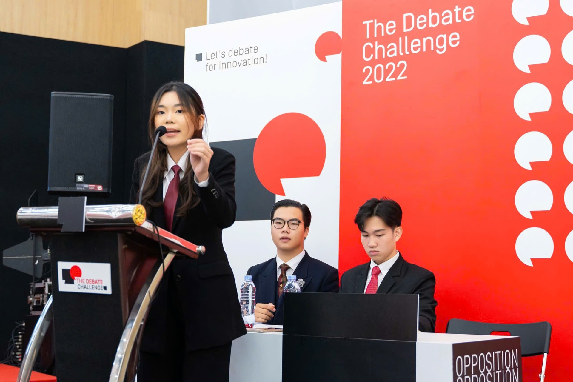 Các thí sinh tham gia cuộc thi The debate challenge 2022 tại Swinburne Việt Nam. Ảnh: NVCC