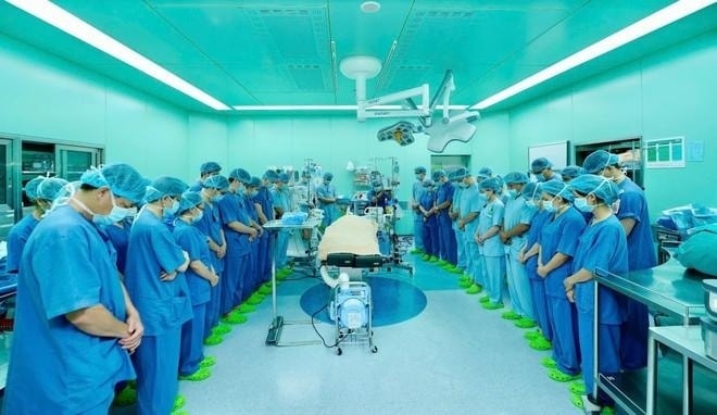 Hình ảnh hơn 200 y, bác sĩ của Bệnh viện Đại học Y Dược Thành phố Hồ Chí Minh tri ân một người hiến tạng hồi đầu năm khiến người dân cả nước xúc động. Ảnh minh họa