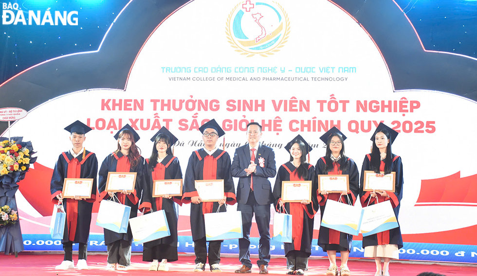 Đại diện nhà trường trao giấy khen, bằng tốt nghiệp cho sinh viên khóa 17. Ảnh: THU HÀ