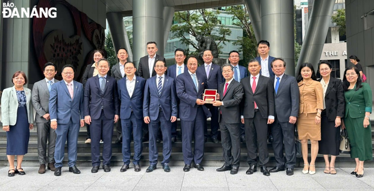 Đoàn công tác thành phố và đại diện Tập đoàn OUE. Ảnh: ĐOÀN CÔNG TÁC