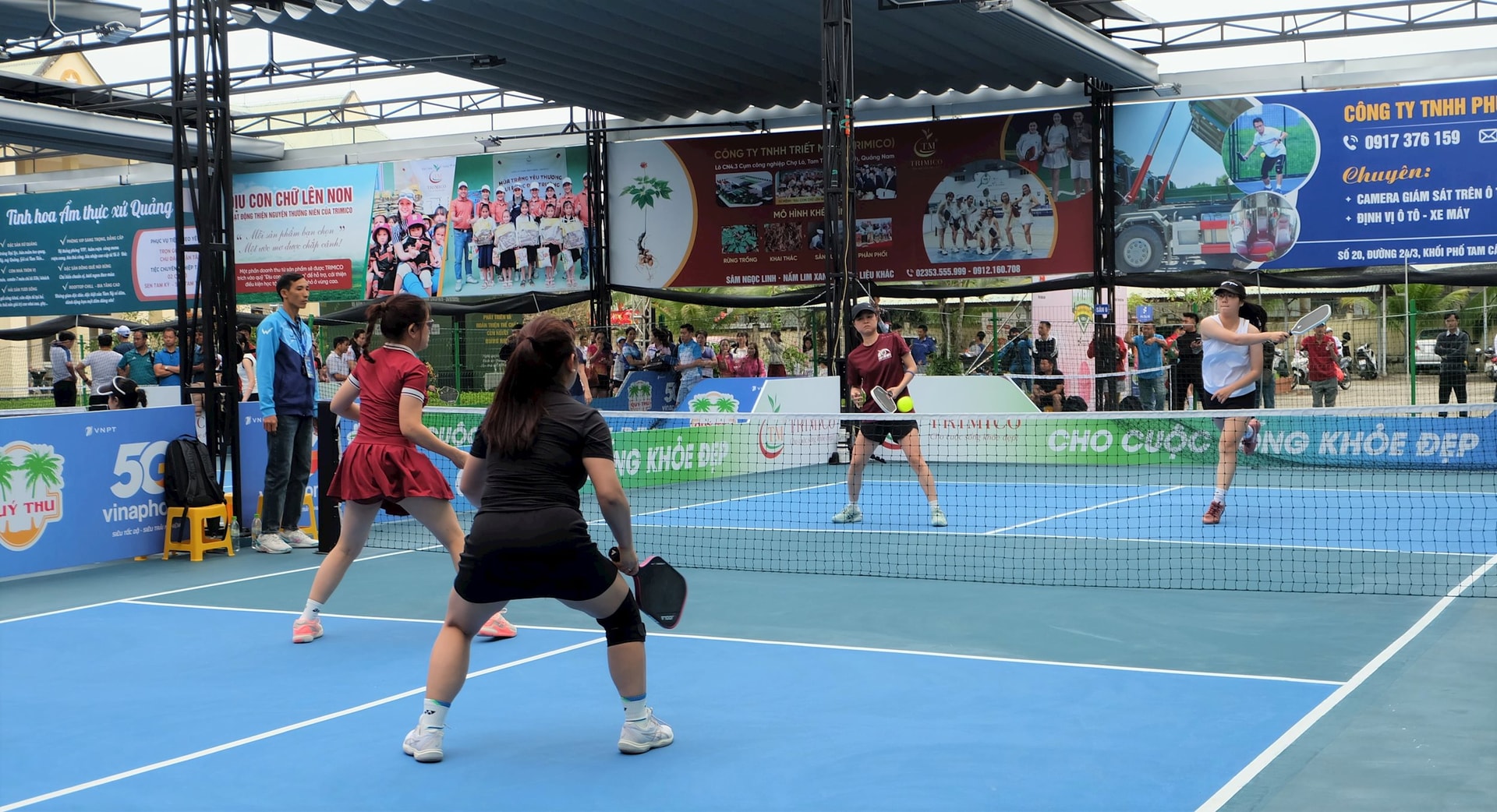 Một trận đấu đôi nữ trình 4.3 hấp dẫn tại giải Giải Pickleball Tỉnh đoàn Quảng Nam hôm nay. Ảnh: MỸ LINH