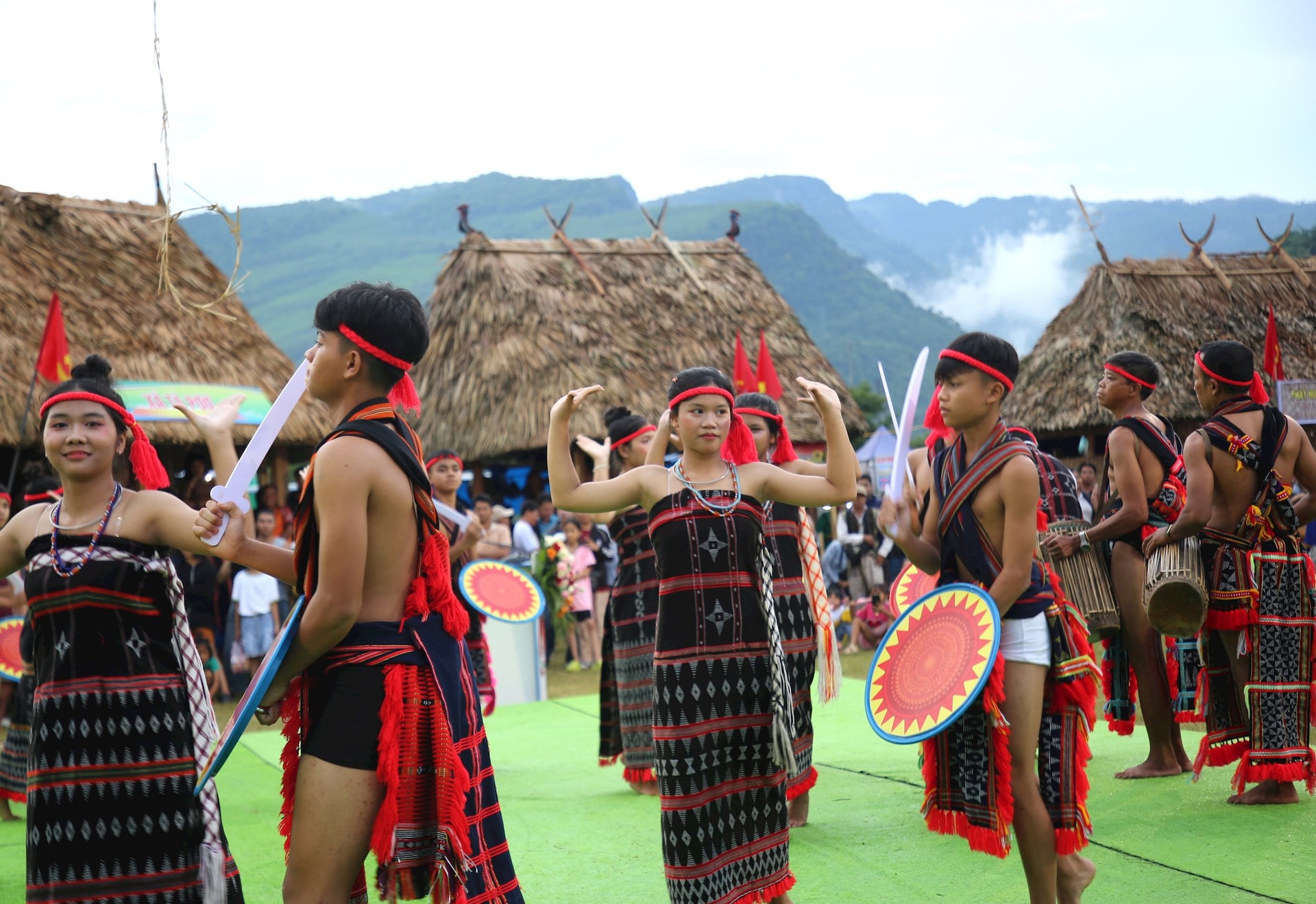 Người trẻ tham gia trình diễn nghệ thuật múa tân tung, da dá tại không gian Liên hoan “Âm vang cồng chiêng” huyện Nam Giang lần thứ VI, năm 2024. Ảnh: ĐĂNG NGUYÊN