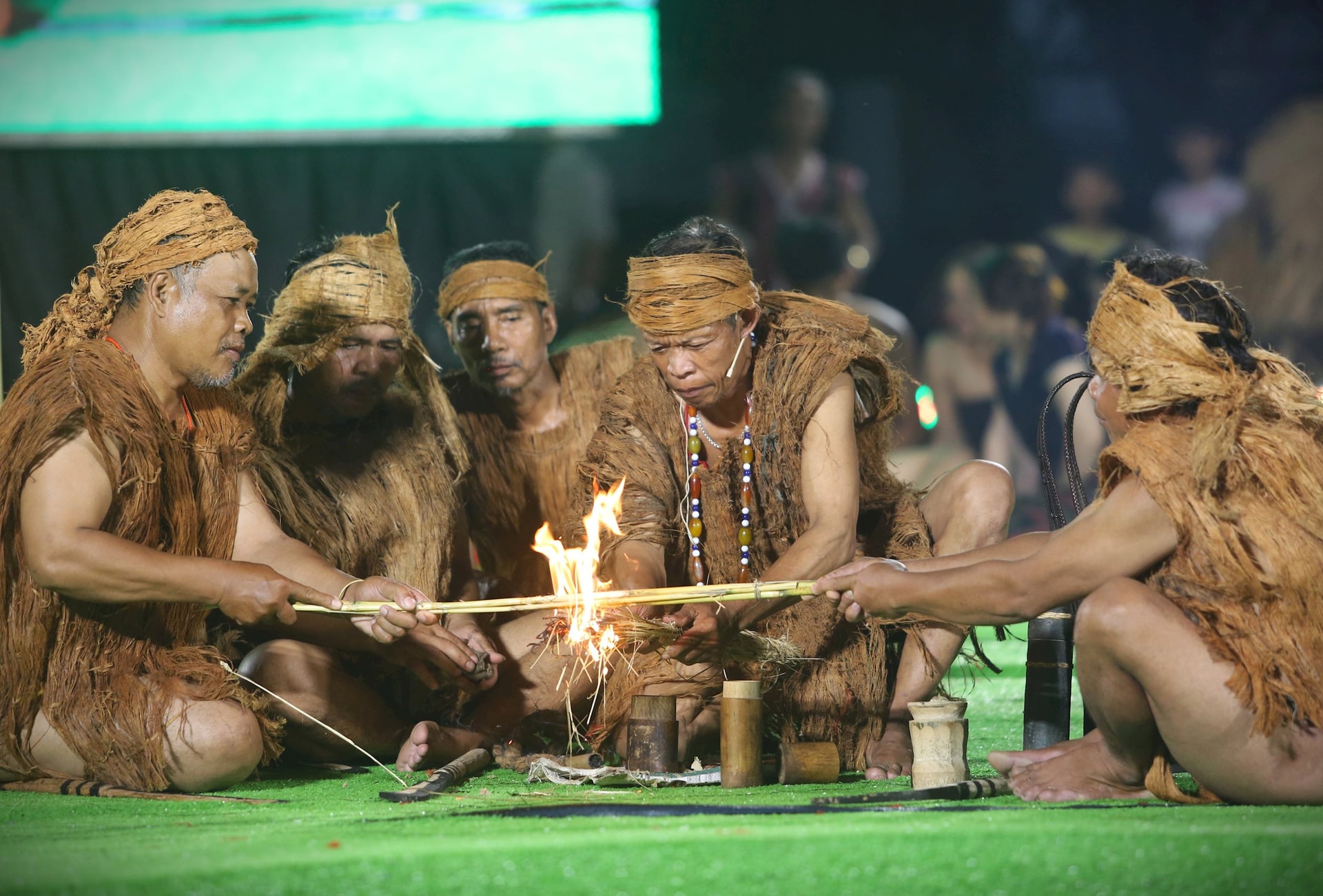 Thời gian qua, rất nhiều nghi thức văn hóa cộng đồng miền núi được bảo tồn, trở thành sản phẩm du lịch độc đáo phục vụ du khách. Trong ảnh: Các nghệ nhân Cơ Tu ở xã Zuôih (Nam Giang) tái hiện nghi thức cúng đất lập làng. Ảnh: ĐĂNG NGUYÊN