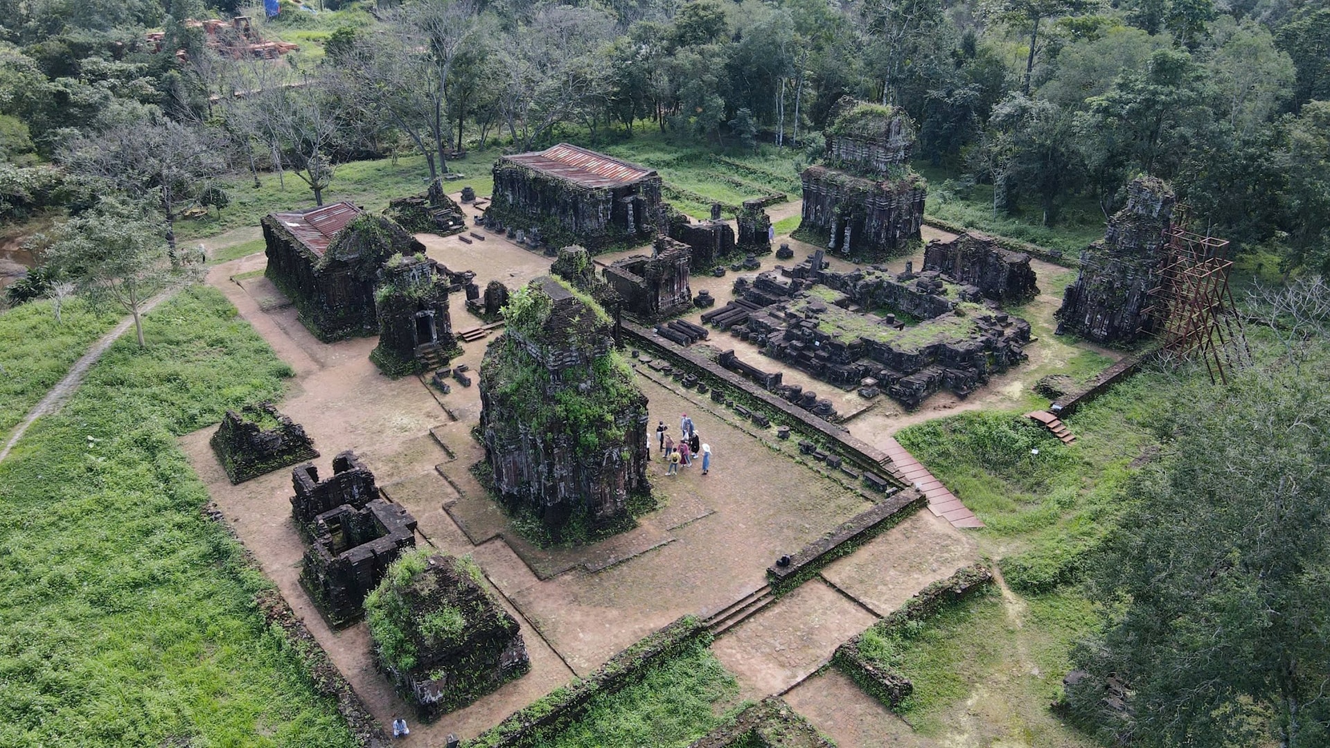 Phát triển du lịch ra vùng ven Khu di tích Mỹ Sơn nhằm chia sẻ lợi ích với cộng đồng trở thành yêu cầu cấp thiết trong thời gian tới (ảnh chụp nhóm tháp B,C,D Mỹ Sơn) - Ảnh: VĨNH LỘC 