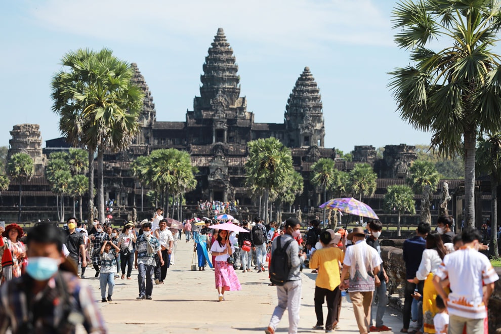 24_10_2024_tourists_in_angkor_wat.jpg