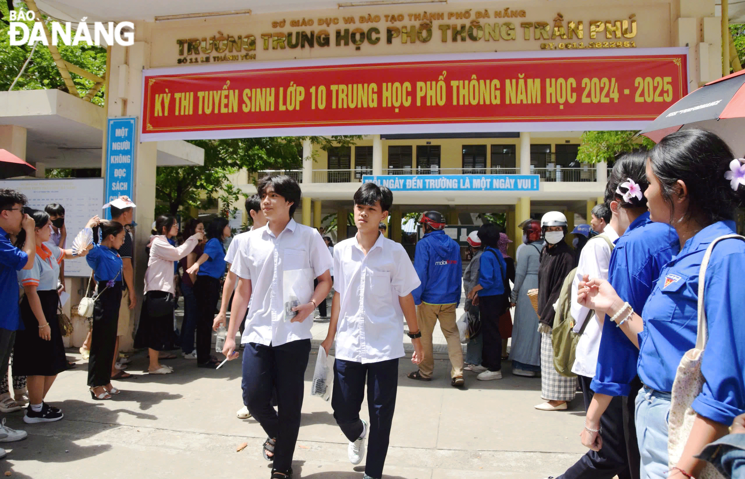 Thí sinh tham gia kỳ thi tuyển sinh lớp 10 THPT công lập năm học 2024-2025 tại điểm thi Trường THPT Trần Phú. Ảnh: HÀ THU