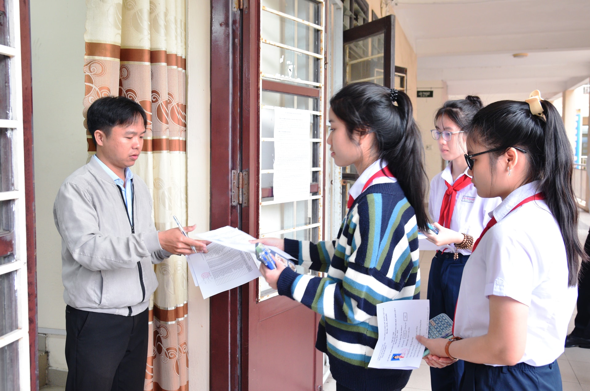 Học sinh lớp 9 tham gia kỳ thi học sinh giỏi cấp thành phố tại điểm Trường THPT Trần Phú. Ảnh: KHÔI NGUYÊN
