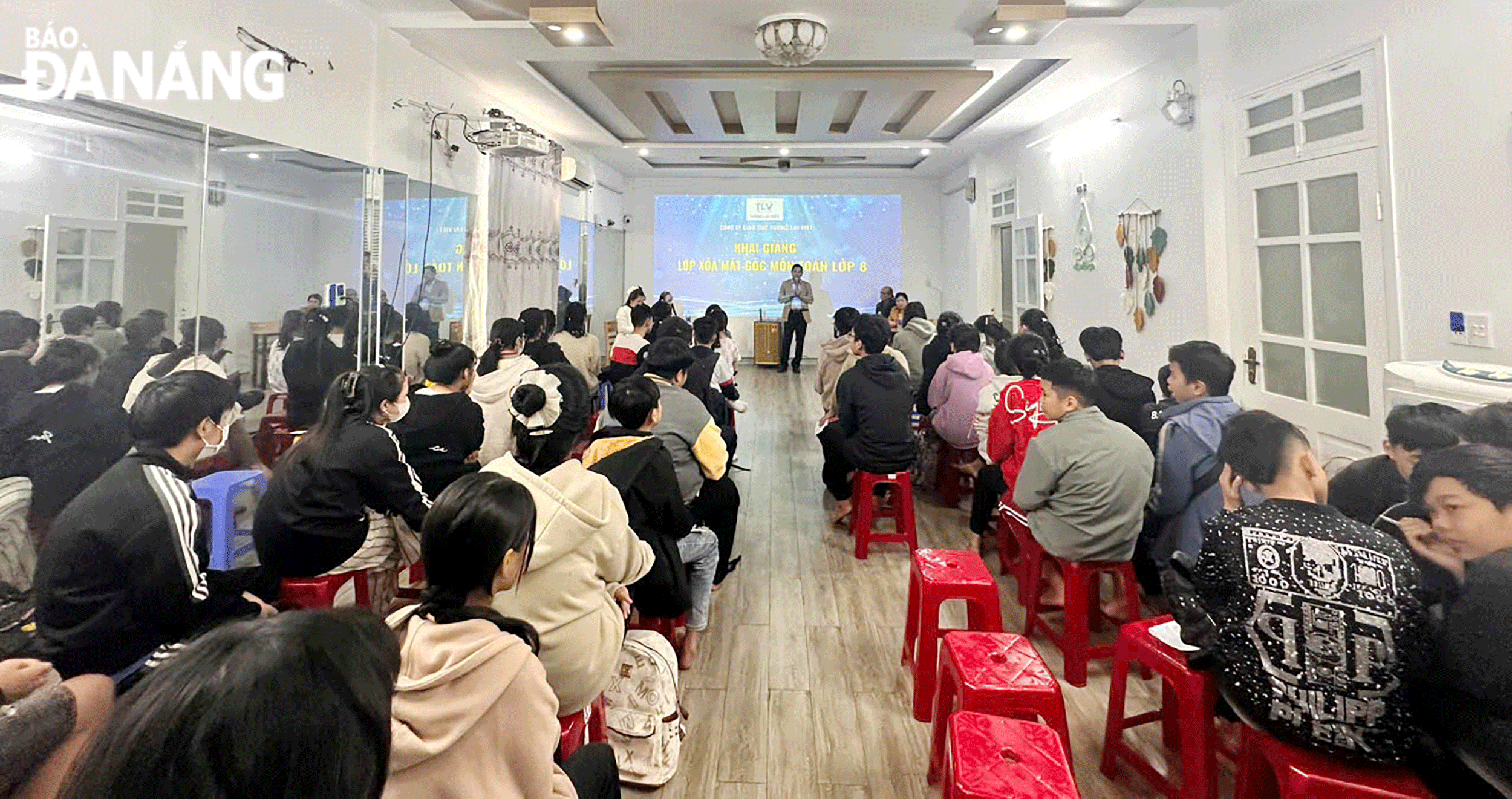  Một buổi học xóa mất căn bản Toán lớp 8 cho học sinh THCS do Câu lạc bộ hướng nghiệp Hòa Vang tổ chức. Ảnh: PV