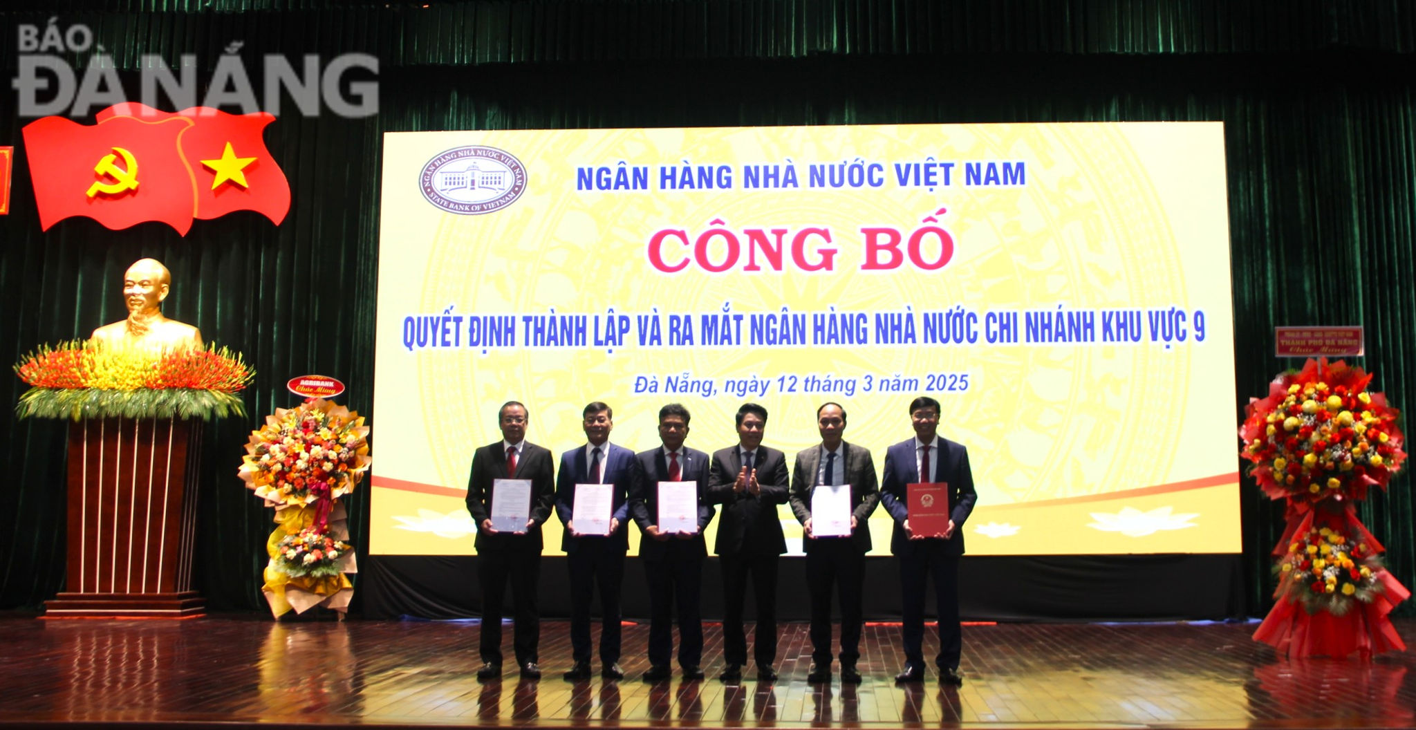 Phó Thống đốc Ngân hàng Nhà nước Việt Nam Phạm Tiến Dũng trao quyết định bổ nhiệm các Phó giám đốc Ngân hàng Nhà nước khu vực 9. Ảnh: MAI QUẾ