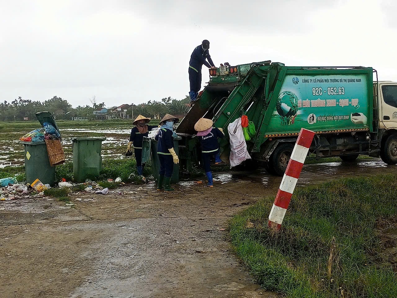 Thu gom rác thải ở nông thôn Núi Thành. Ảnh VĂN PHIN