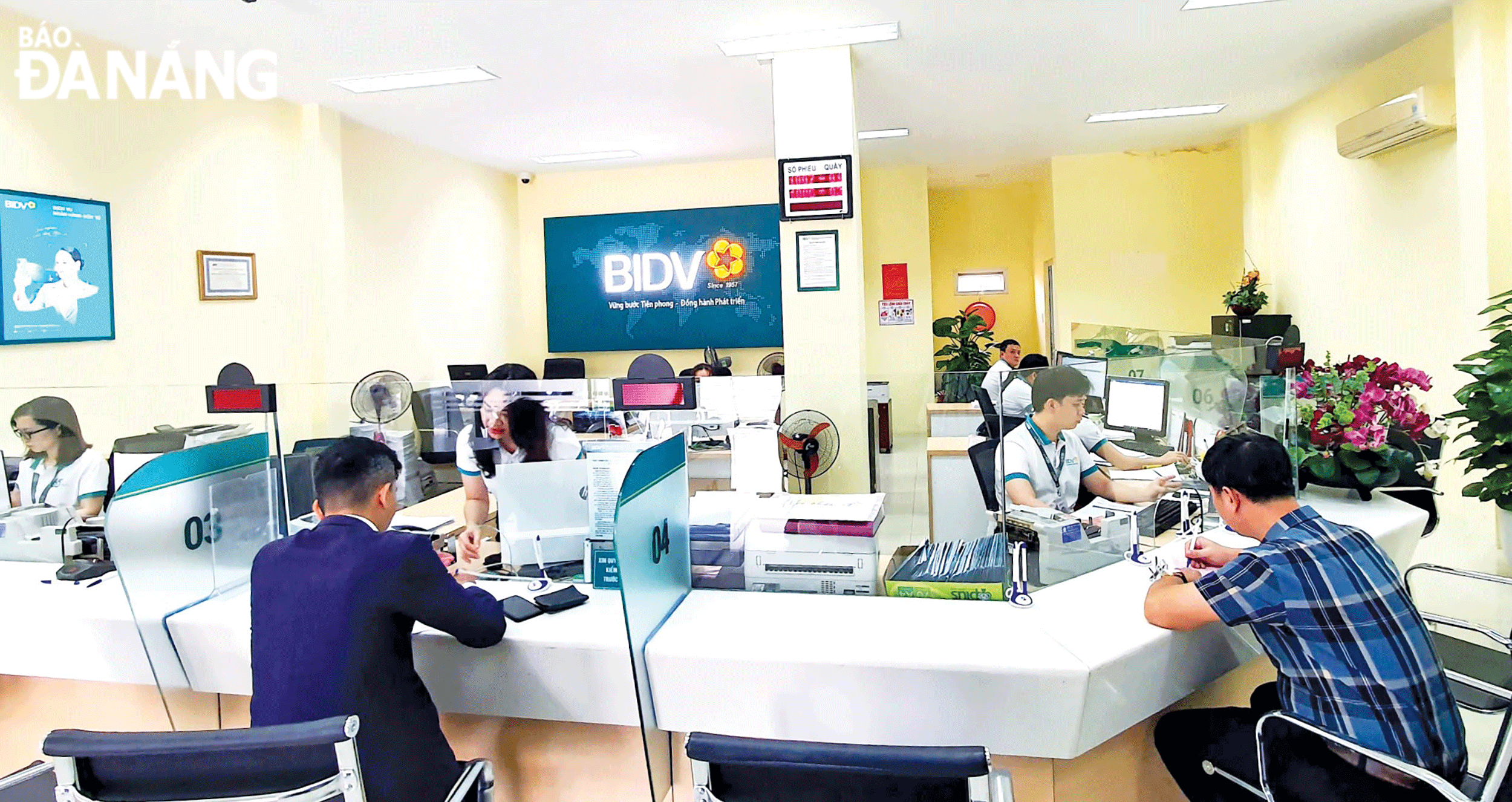 Hoạt động giao dịch tại Ngân hàng TMCP Đầu tư và Phát triển Việt Nam - BIDV chi nhánh Đà Nẵng. Ảnh: M.QUẾ