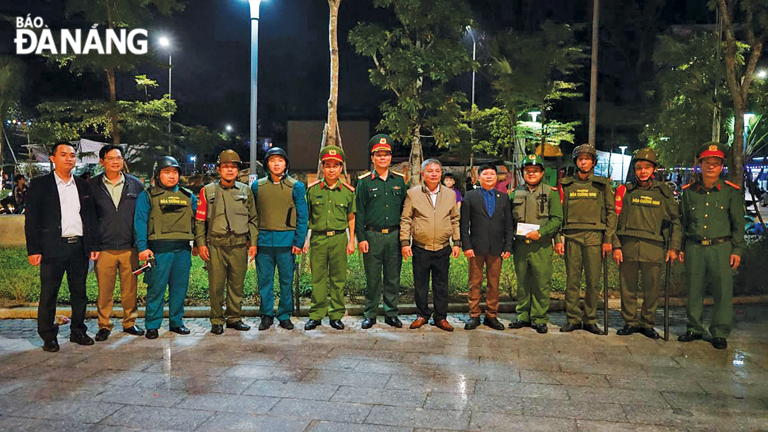 Lãnh đạo quận Hải Châu thăm, động viên lực lượng tuần tra 8394 phường Hòa Cường Nam đang thực hiện nhiệm vụ tại công viên Bình An. Ảnh: LÊ HÙNG