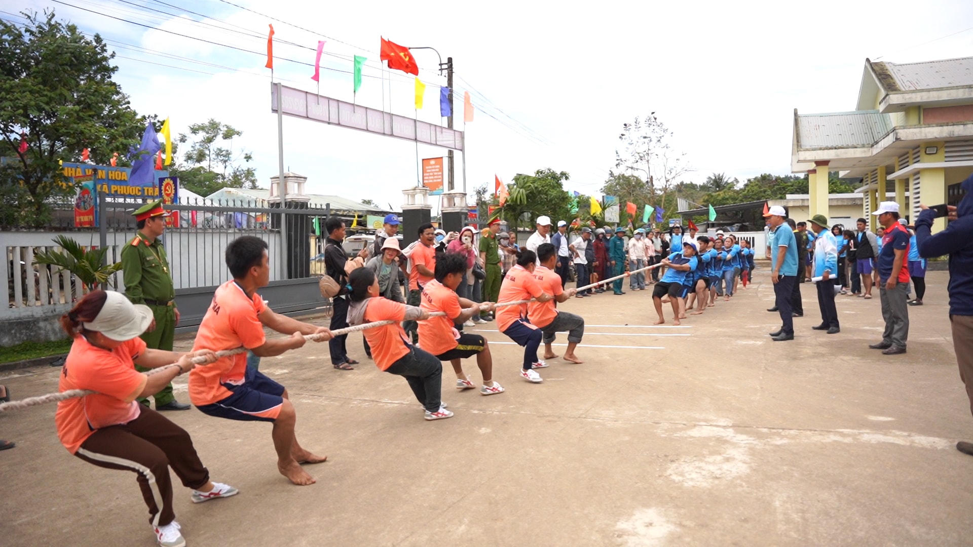 Cuộc tranh tài cân sức ở môn thi kéo co 