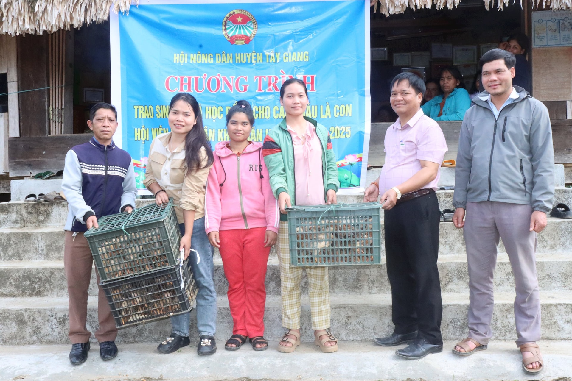 Hội Nông dân huyện Tây Giang trao sinh kế giống gà con cho 03 hộ hội viên khó khăn.
