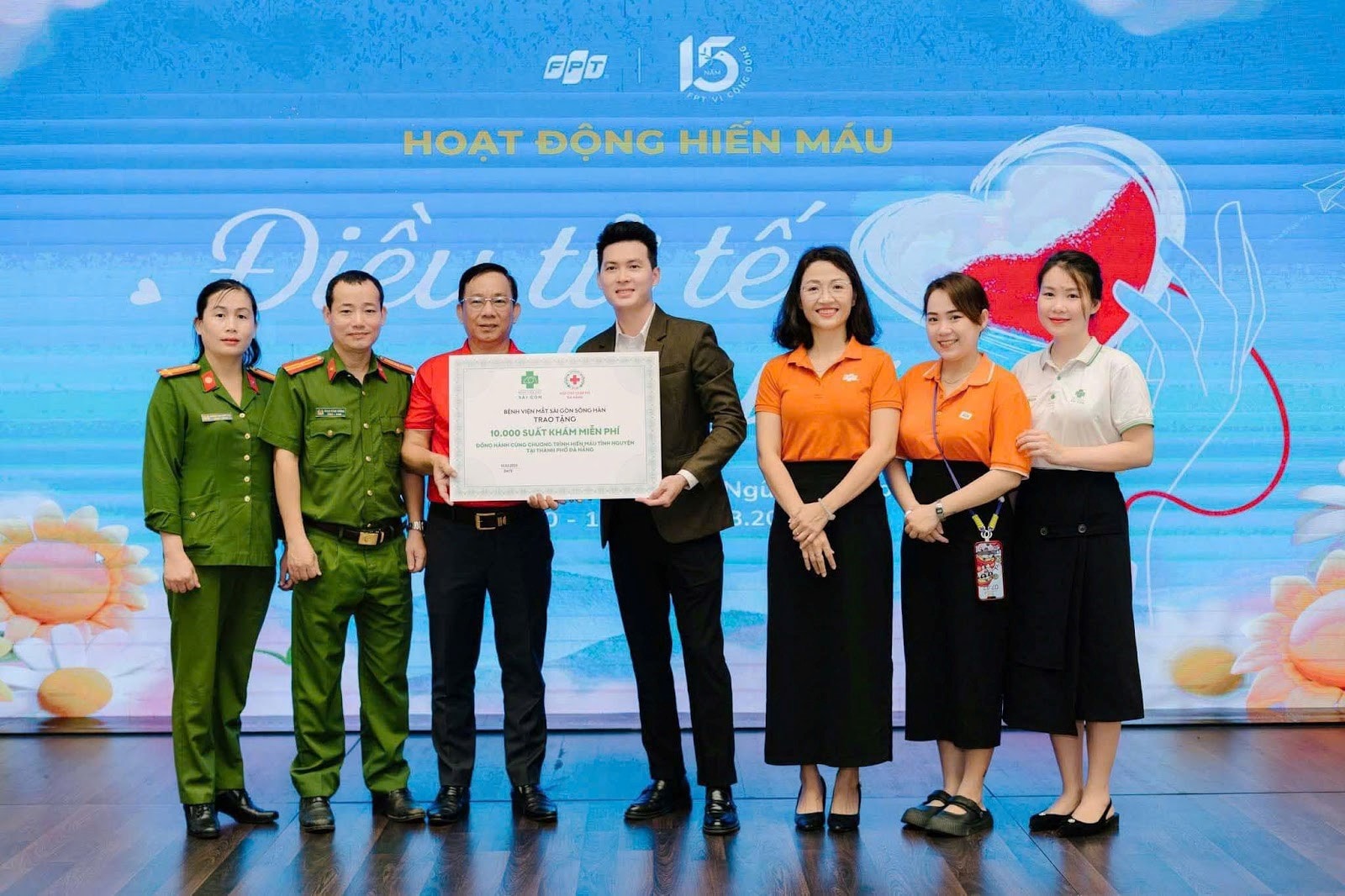 Hình ảnh trao tặng tại chương trình.