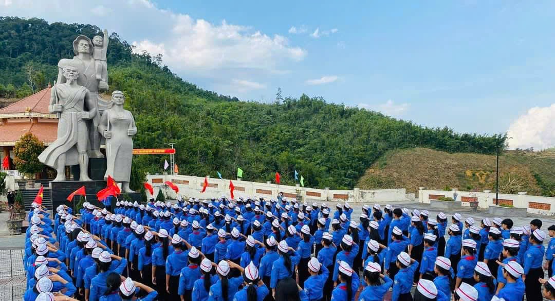 Đông đảo đội viên, thiếu niên đến dâng hương tưởng niệm các anh hùng liệt sĩ tại Đài chiến thắng huyện.ảnh HĐĐ huyện Tây Giang