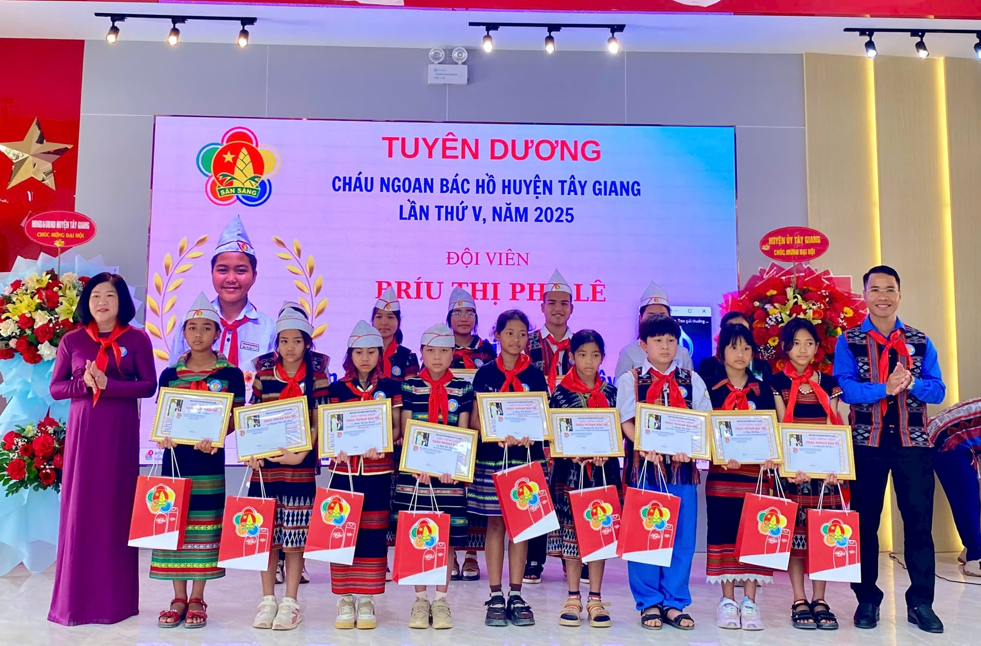 Tuyên dương Cháu ngoan Bác Hồ tiêu biểu tại đại hội.ảnh THANH THANH