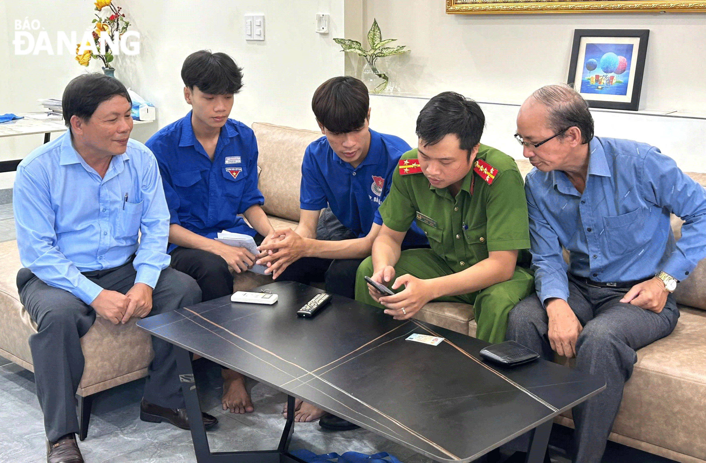 Đà Nẵng triển khai nhiều mô hình để khuyến khích, hỗ trợ người dân sử dụng dịch vụ công trực tuyến. TRONG ẢNH: Các thành viên tổ công nghệ số cộng đồng quận Thanh Khê hướng dẫn người dân sử dụng dịch vụ công trực tuyến.Ảnh: M.QUẾ