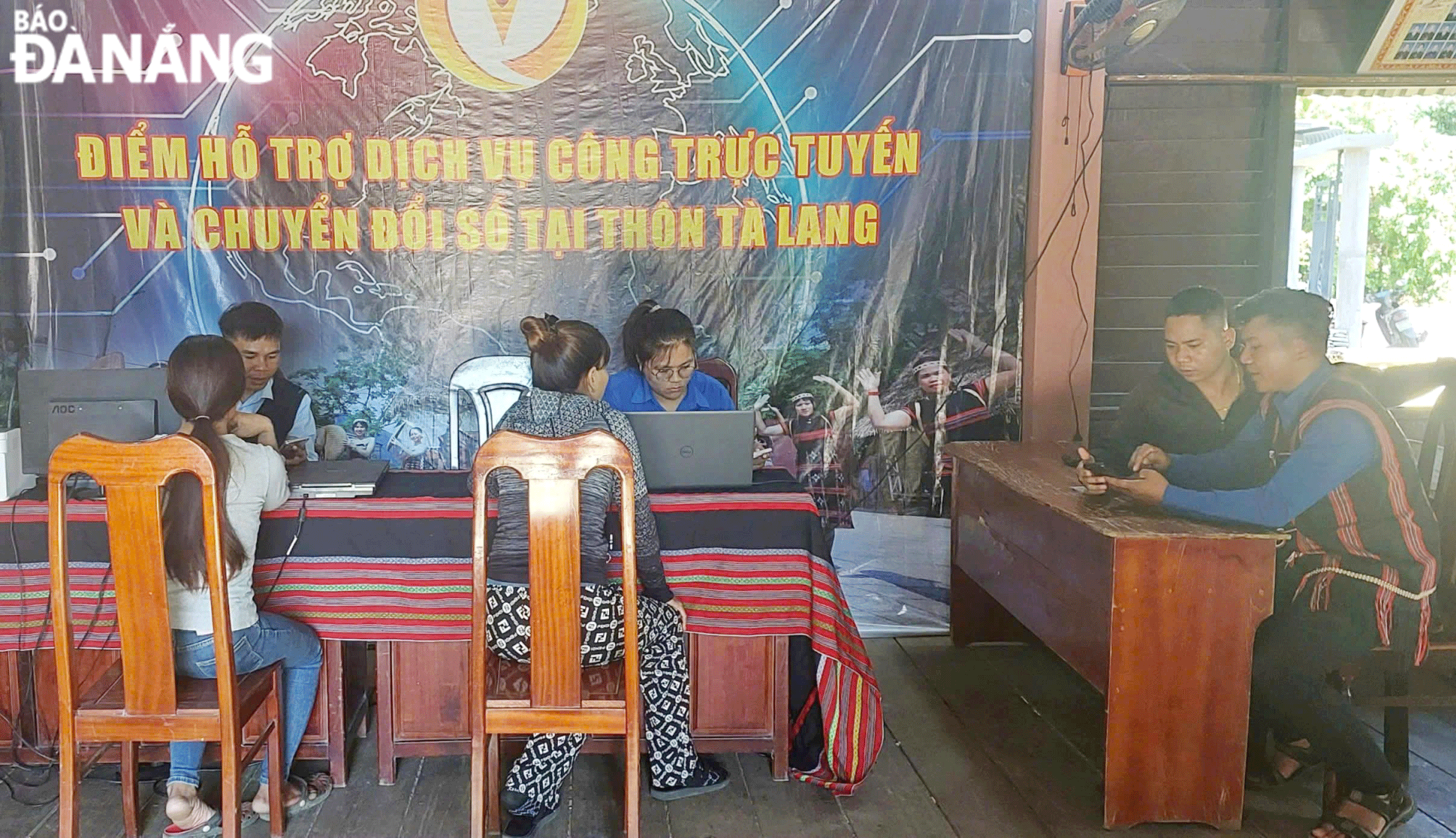 Đà Nẵng được Bộ Thông tin và Truyền thông đánh giá là điển hình chuyển đổi số. TRONG ẢNH: Tổ công nghệ số cộng đồng hỗ trợ người dân sử dụng dịch vụ công trực tuyến tại thôn Tà Lang (xã Hòa Bắc, huyện Hòa Vang).  Ảnh: M.QUẾ