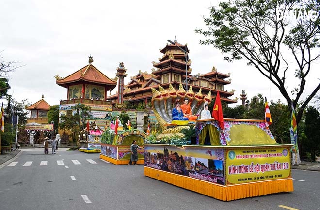 Xe hoa đăng tại lễ hội Quán Thế Âm Ngũ Hành Sơn năm 2025. Ảnh: ĐOÀN HẠO LƯƠNG 