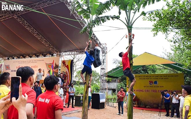 Thi trèo cây chuối đoạt cờ. Ảnh: ĐOÀN HẠO LƯƠNG
