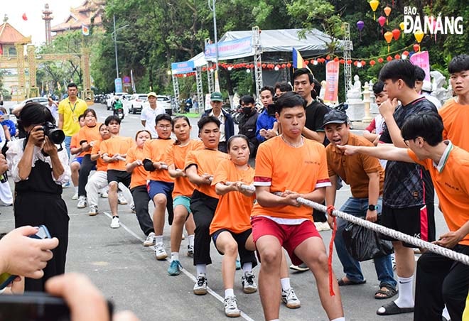 Thi kéo co. Ảnh: ĐOÀN HẠO LƯƠNG