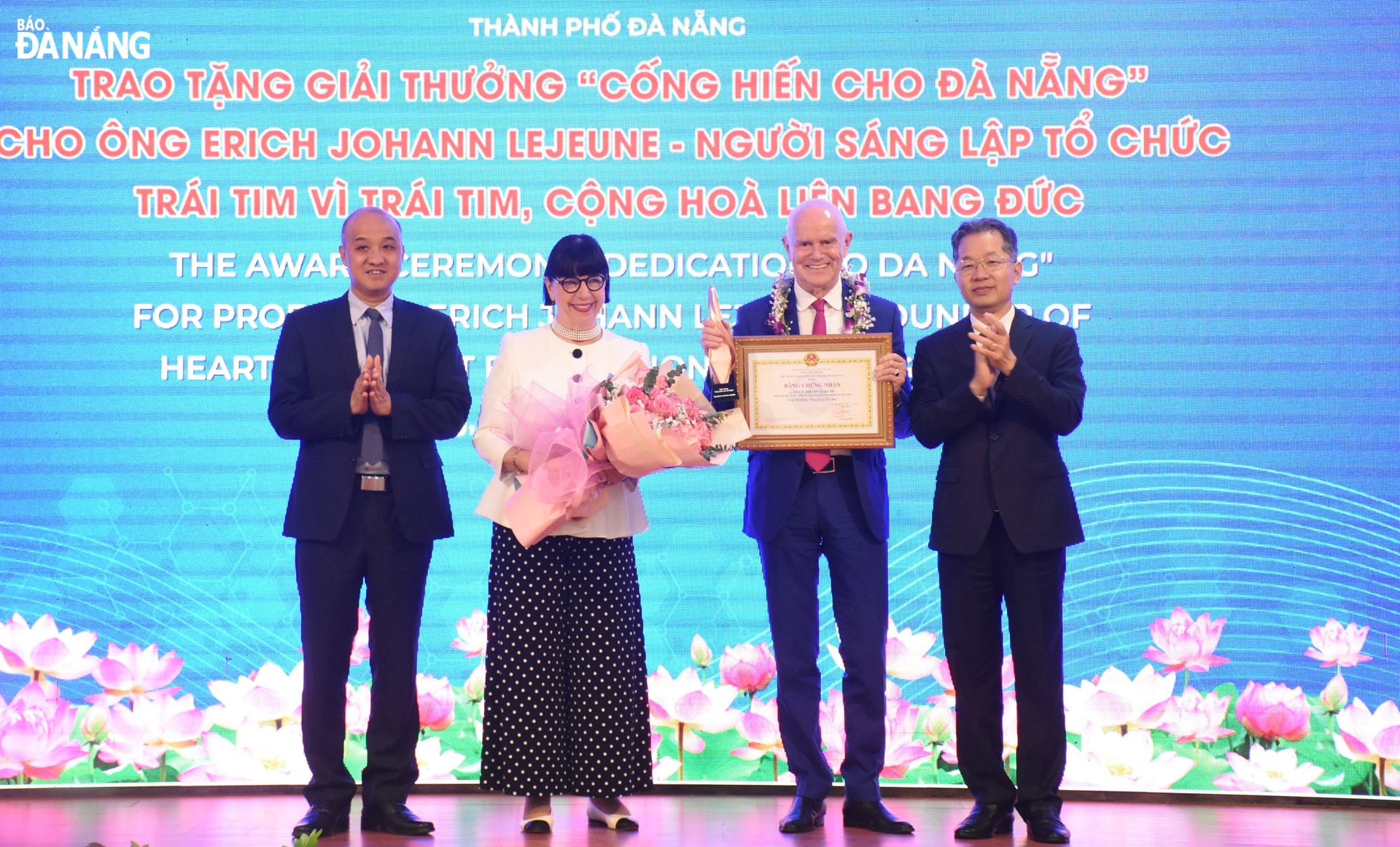Bí thư Thành ủy Nguyễn Văn Quảng (ngoài cùng bên phải) và Phó Chủ tịch UBND thành phố Lê Quang Nam (ngoài cùng bên trái) trao tặng Giải thưởng “Cống hiến cho Đà Nẵng” cho ông Erich Johann Lejeune. Ảnh: LÊ HÙNG