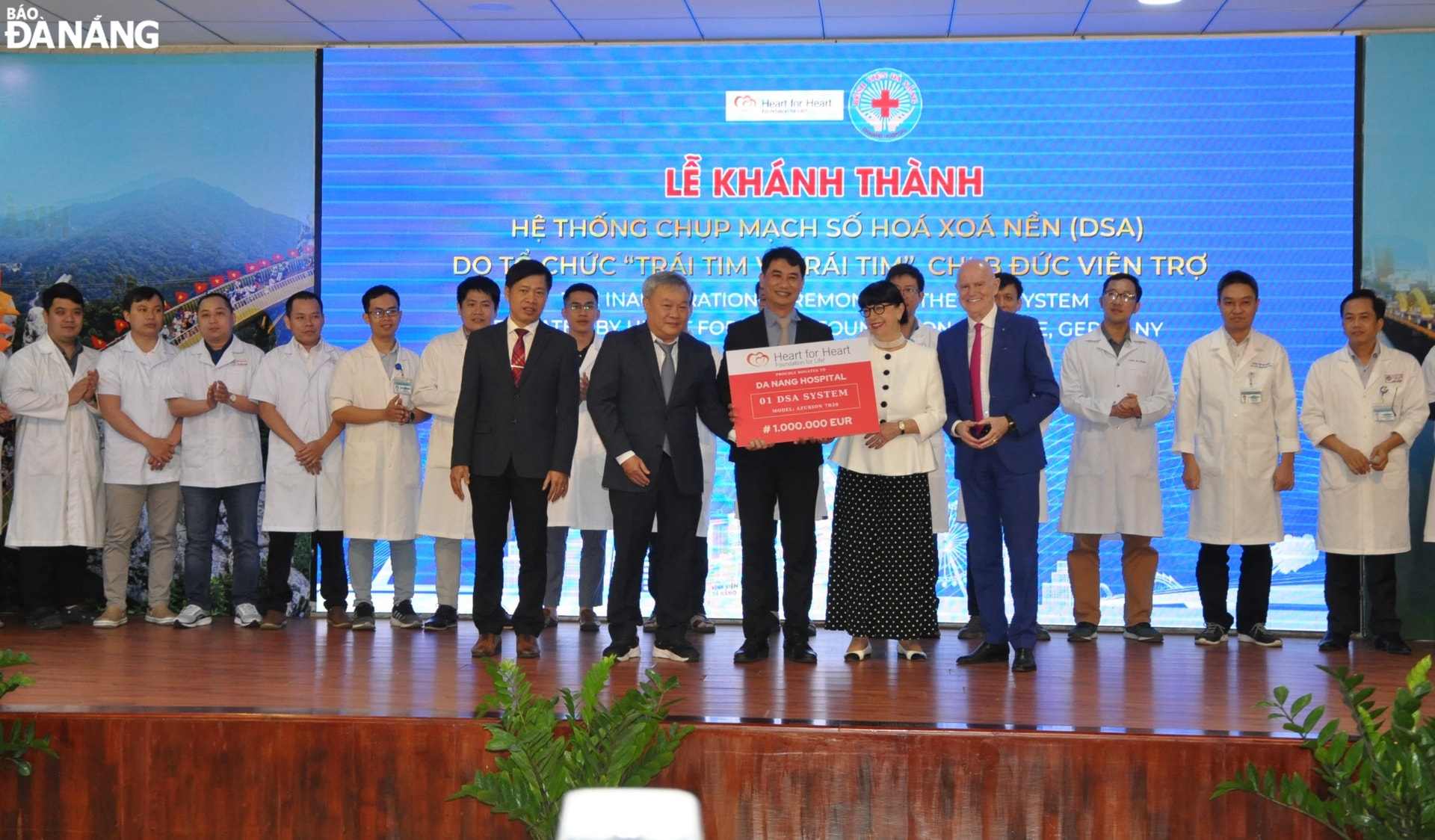 Vợ chồng ông Erich Johann Lejeune trao tặng hệ thống DSA cho Bệnh viện Đà Nẵng. Ảnh: LÊ HÙNG
