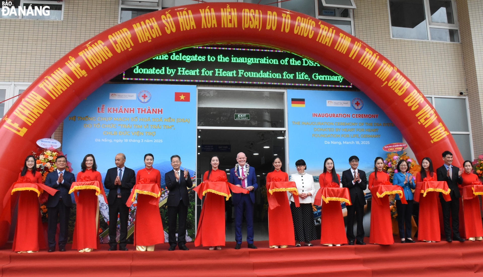 Lãnh đạo thành phố và vợ chồng ông Erich Johann Lejeune cùng các đại biểu thực hiện nghi thức cắt băng khánh thành hệ thống DSA. Ảnh: LÊ HÙNG