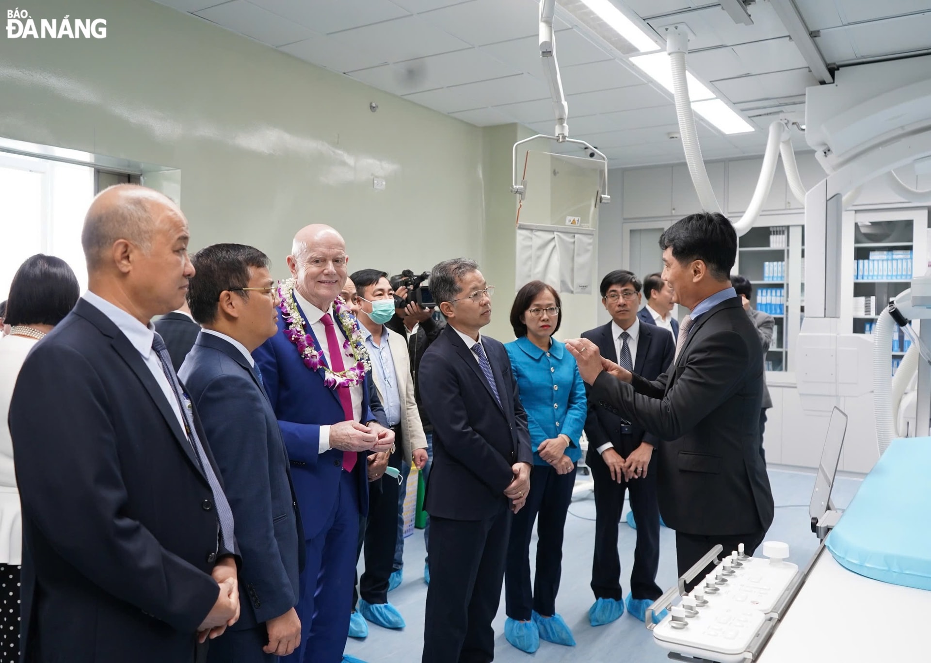 Lãnh đạo thành phố và ông Erich Johann Lejeune cùng các đại biểu tham quan hệ thống DSA. Ảnh: LÊ HÙNG