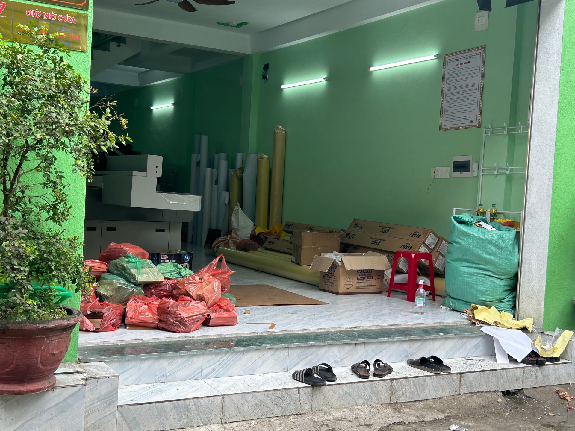Người dân phản ánh Công ty TNHH in ấn Mộc Vàng, địa chỉ 457/41 đường Tôn Đức Thắng hoạt động gây ô nhiễm trong khu dân cư. Ảnh: KHÁNH HUYỀN