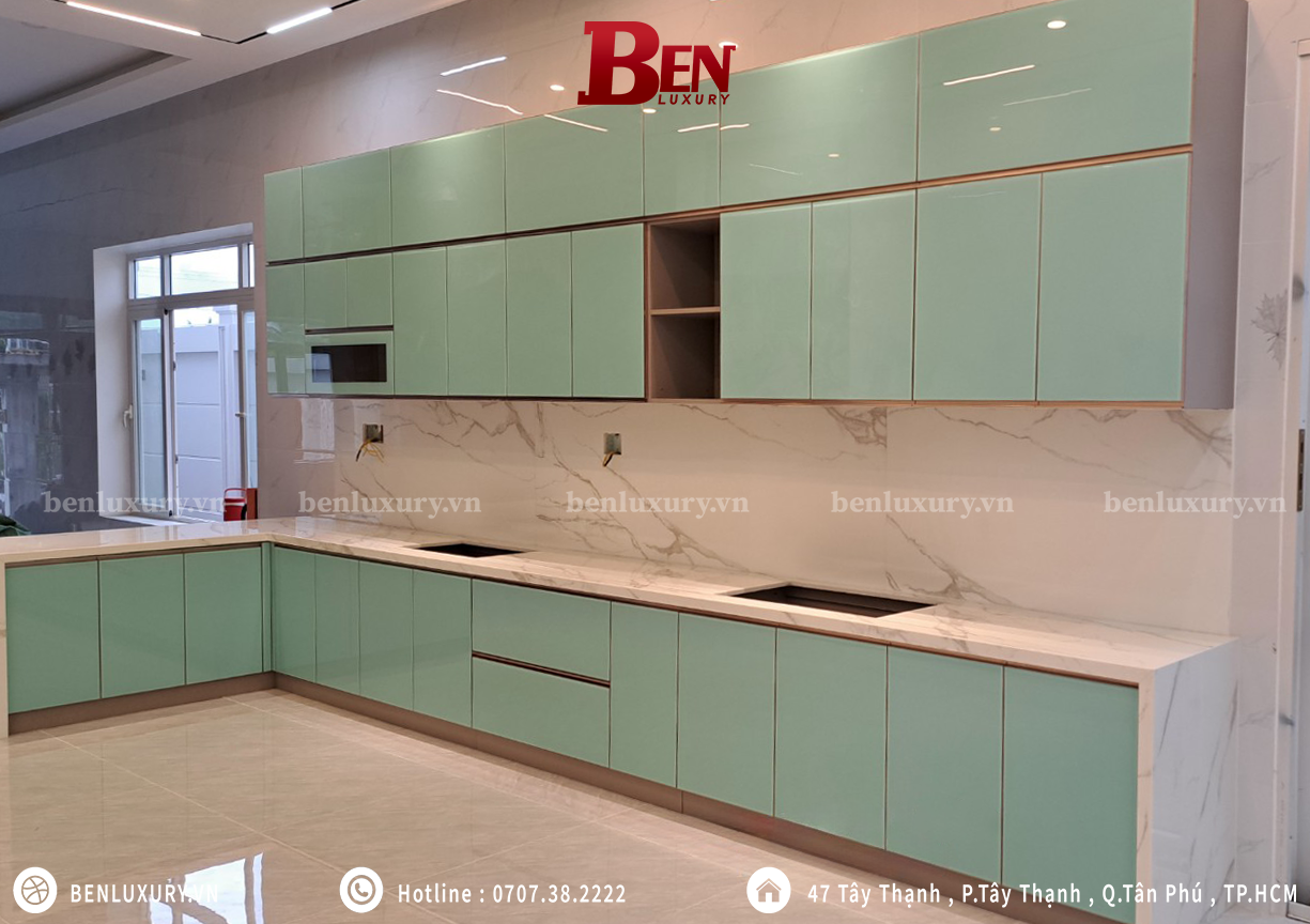 Tủ bếp cánh kính với thiết kế thông minh, tối ưu hoá không gian sống cho gia đình - Nguồn: Ảnh Benluxury