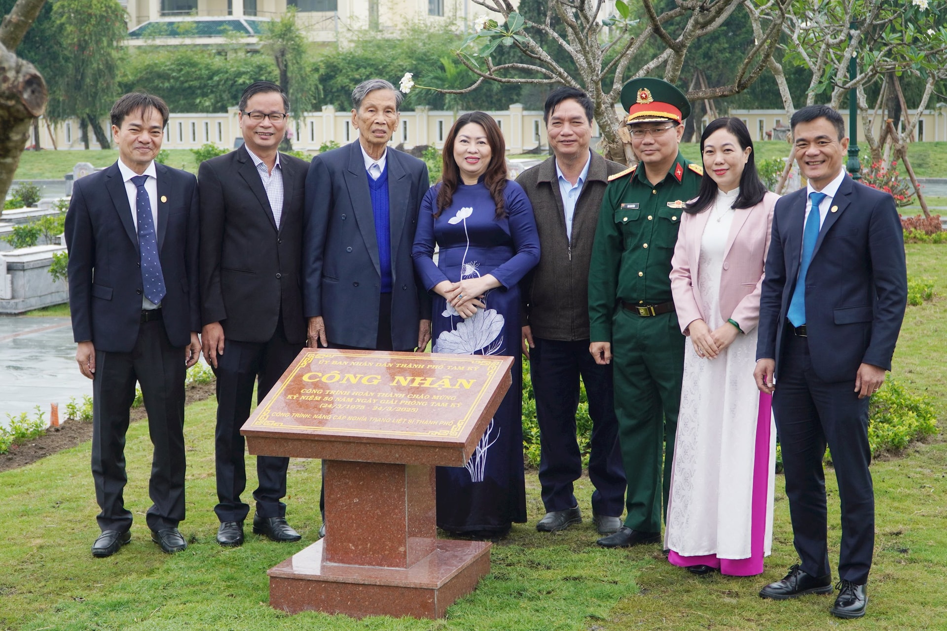 Các đồng chí lãnh đạo, nguyên lãnh đạo tỉnh và TP.Tam Kỳ thực hiện nghi thức gắn bia tại Nghĩa trang Liệt sĩ TP.Tam Kỳ. Ảnh: PHAN VINH.jpg