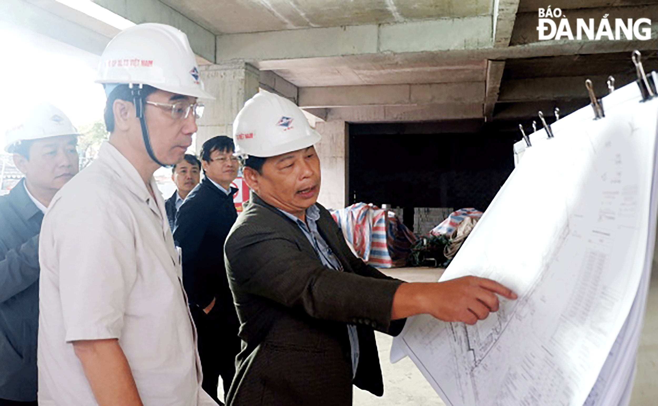 Tại buổi kiểm tra dự án Trung tâm Y tế Liên Chiểu, Phó Chủ tịch UBND thành phố Trần Chí Cường (bên trái) yêu cầu chủ đầu tư tập trung nguồn lực, triển khai gói thầu trang thiết bị y tế để hoàn thành toàn bộ công trình trước ngày 2-9-2025.  Ảnh: TRỌNG HÙNG