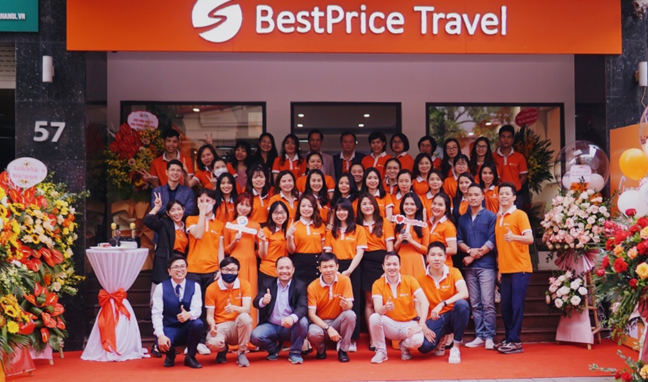 Tập thể BestPrice Travel tại văn phòng Hà Nội.