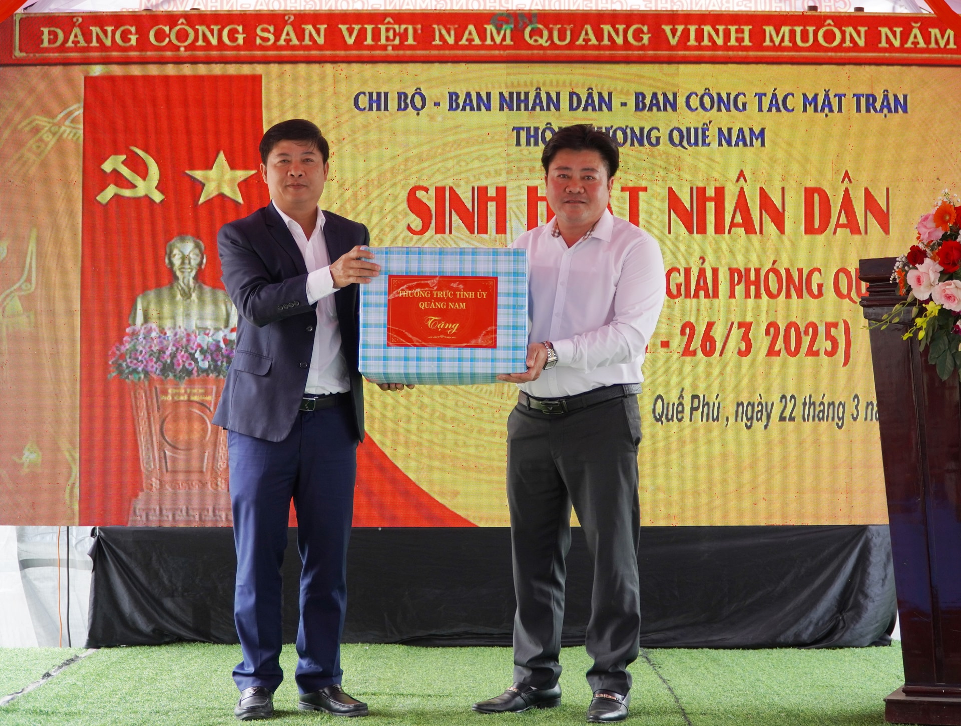 Bí thư Tỉnh ủy Lương Nguyễn Minh Triết tặng quà cho cán bộ, đảng viên, nhân dân thôn Hương Quế Nam. Ảnh: NGUYÊN ĐOAN