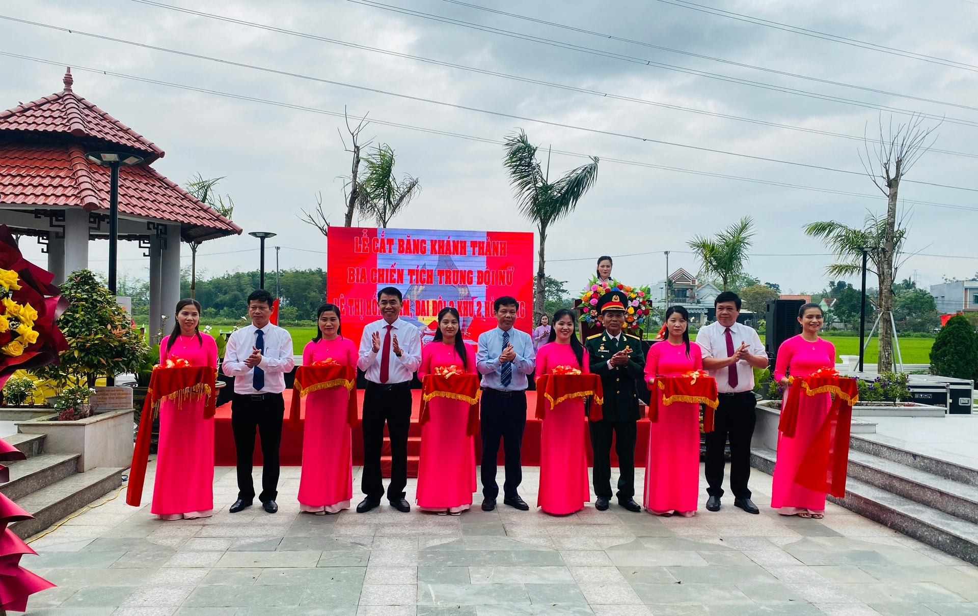 Lễ khánh thành Bia chiến tích Trung đội nữ Lê Thị Hồng Gấm ngày 16-3. Ảnh: HUỲNH LÊ