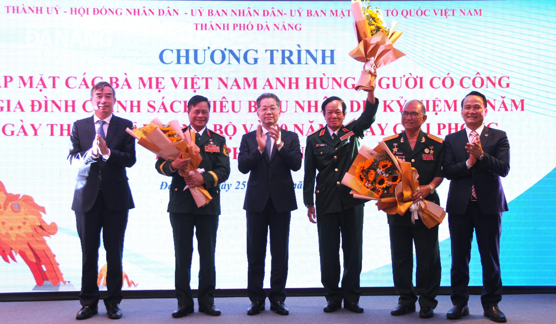 Bí thư Thành ủy Nguyễn Văn Quảng (thứ 3, bên trái qua); Phó Bí thư Thường trực Thành ủy Nguyễn Đình Vĩnh (bên phải) và Chủ tịch UBND thành phố Lê Trung Chinh (bên trái) tặng hoa cho các khách mời giao lưu tại chương trình. Ảnh: L.P