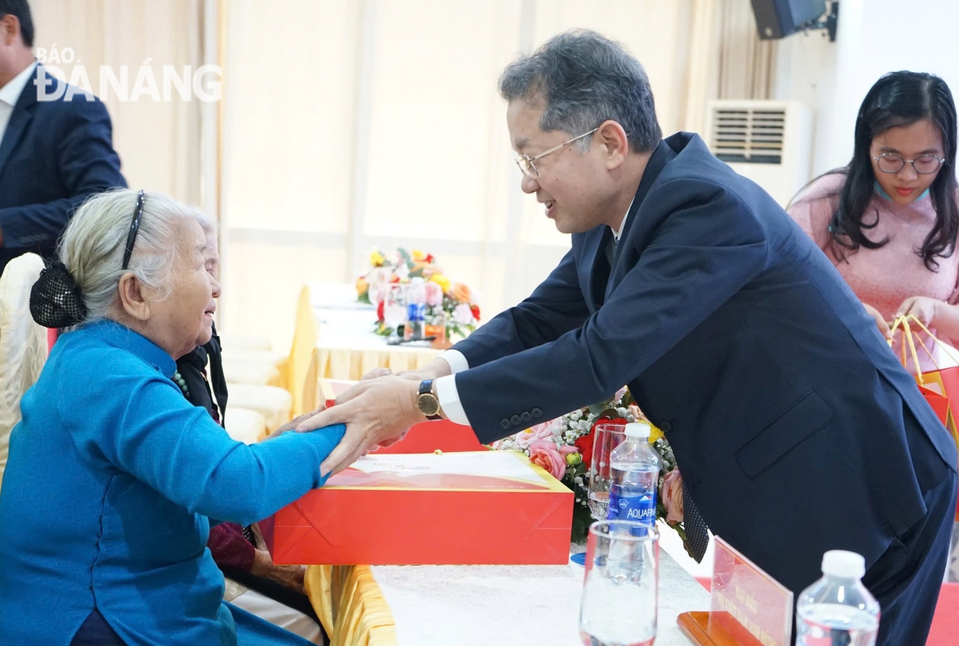 Bí thư Thành ủy Nguyễn Văn Quảng (bên phải) tặng quà cho các Bà mẹ Việt Nam anh hùng. Ảnh: L.P