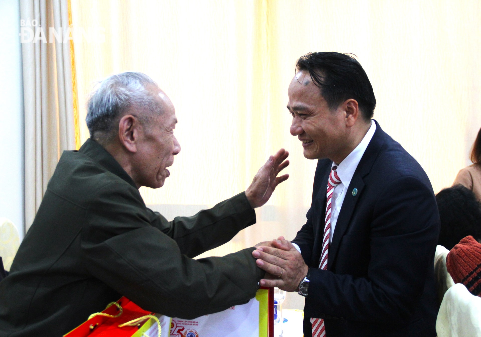 Phó Bí thư Thường trực Thành ủy Nguyễn Đình Vĩnh (bên phải) hỏi thăm tình hình sức khỏe, đời sống của người có công với cách mạng. Ảnh: L.P