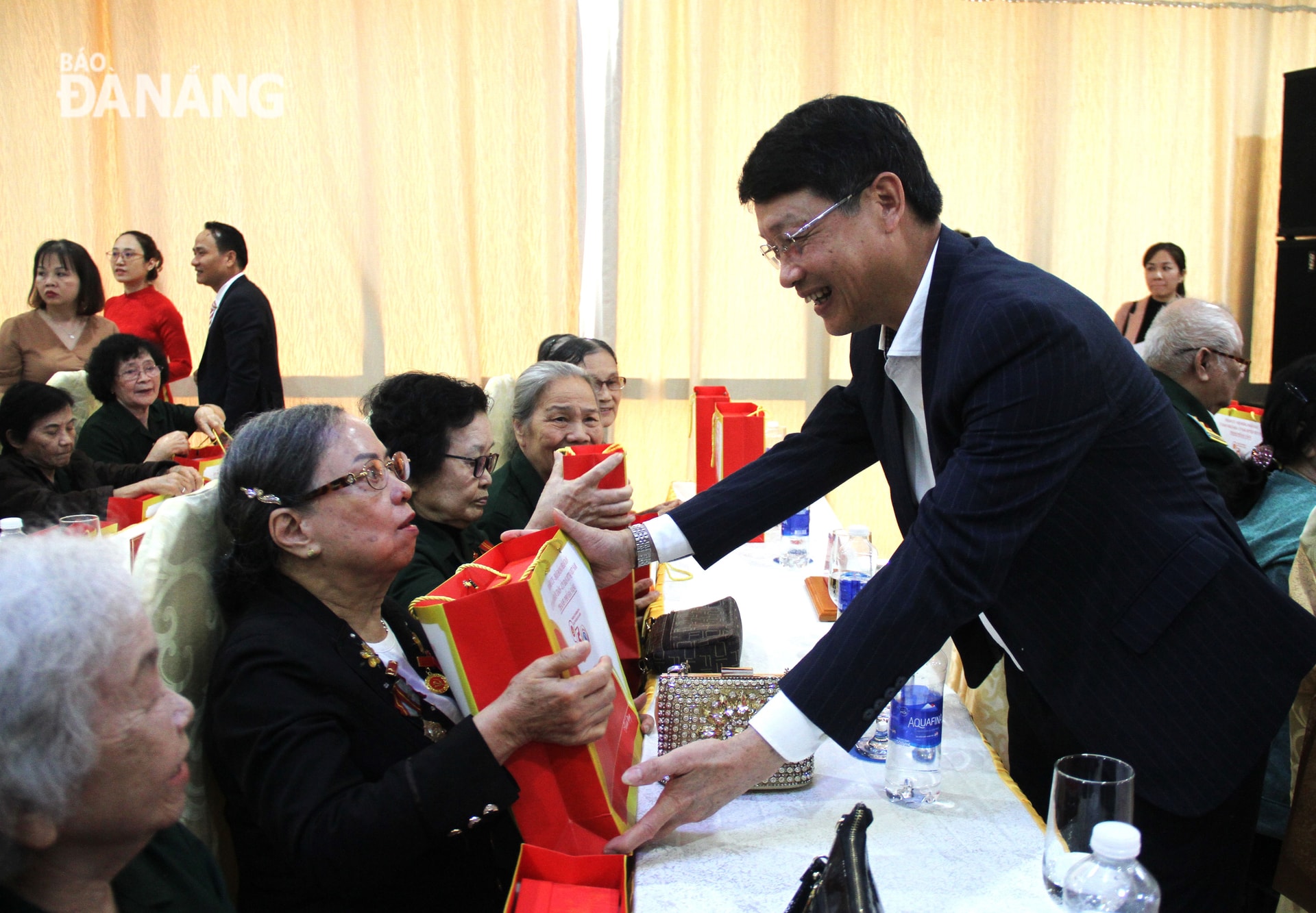 Chủ tịch HĐND thành phố Ngô Xuân Thắng tặng quà cho gia đình chính sách, người có công với cách mạng. Ảnh: L.P