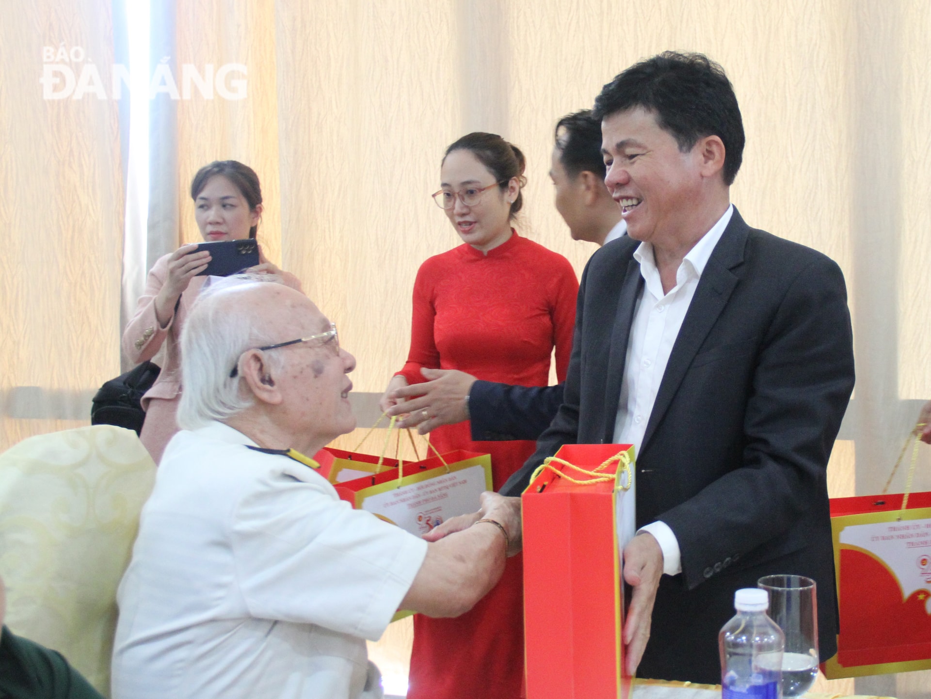 Trưởng Ban Nội chính Thành ủy Võ Công Chánh tặng quà cho người có công với cách mạng. Ảnh: L.P