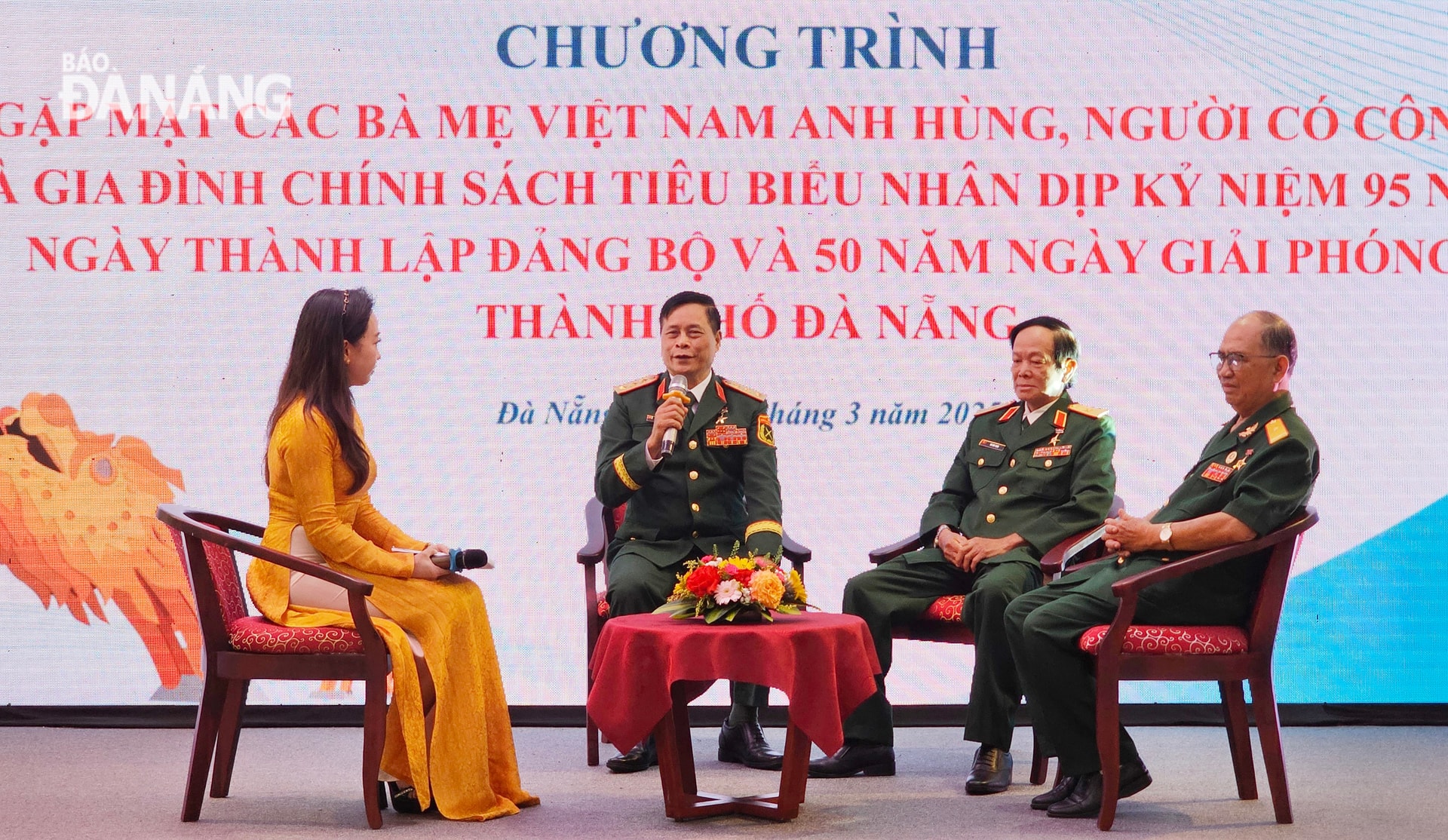 Các vị khách mời giao lưu, chia sẻ những câu chuyện, kỷ niệm về một thời hoa lửa. Ảnh: L.P