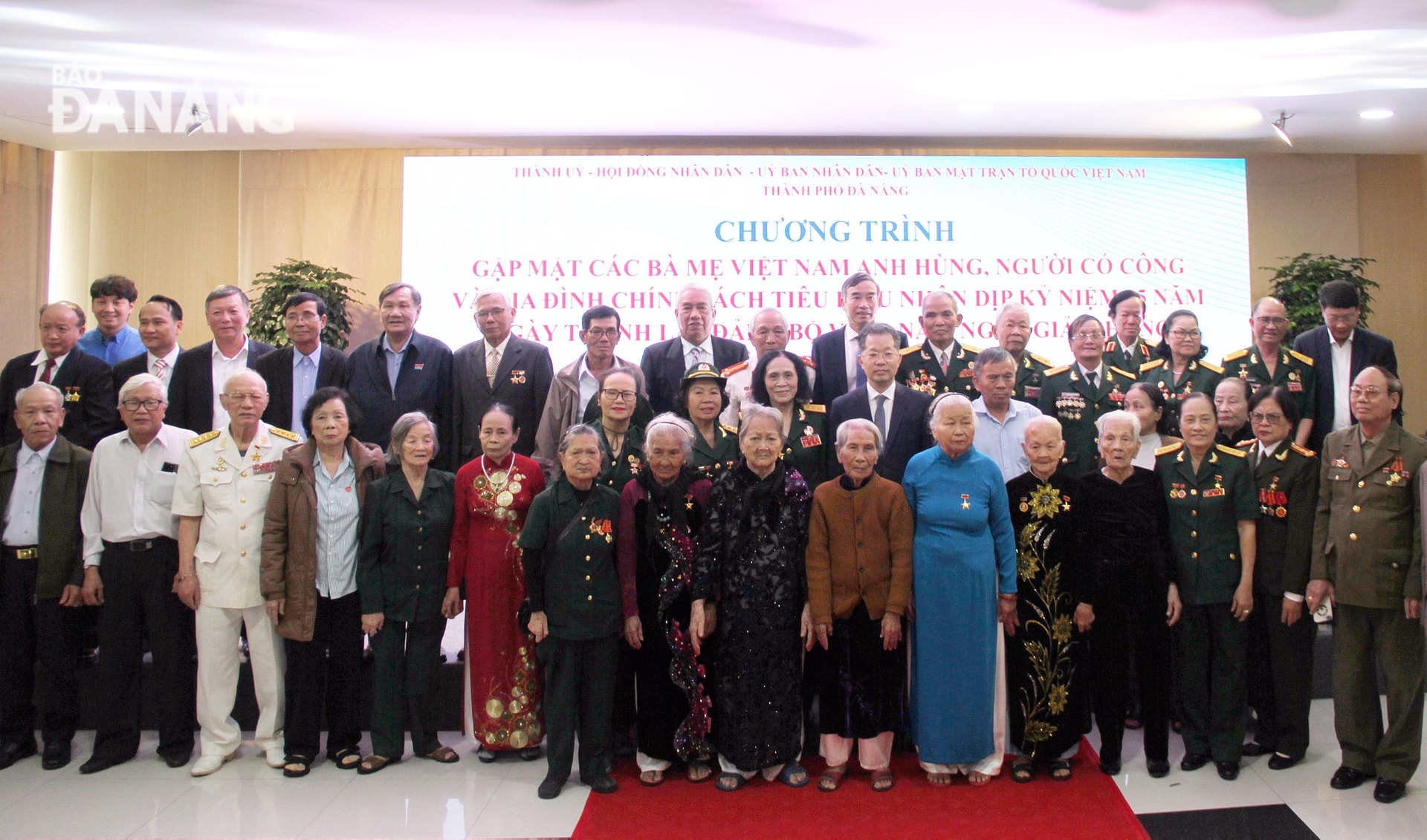 Lãnh đạo thành phố chụp ảnh kỷ niệm cùng các Bà mẹ Việt Nam anh hùng, người có công và gia đình chính sách tiêu biểu. Ảnh: L.P