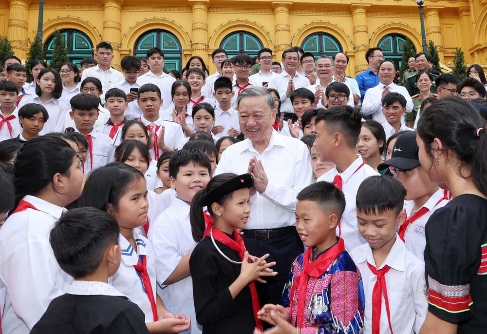 Đồng chí Tô Lâm gặp mặt thân mật và biểu dương các cháu học sinh là con liệt sĩ công an, con đỡ đầu Hội phụ nữ Công an, con nuôi Công an xã, con cán bộ, chiến sĩ đạt giải quốc gia, quốc tế năm học 2023-2024.