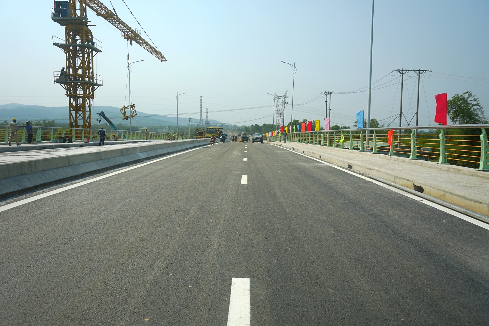 Cầu Quảng Đà và đường dẫn đầu cầu là công trình giao thông cấp II do Ban Quản lý dự án đầu tư xây dựng các công trình nông nghiệp và phát triển nông thôn Đà Nẵng làm chủ đầu tư, với tổng mức đầu tư gần 275 tỷ đồng. 