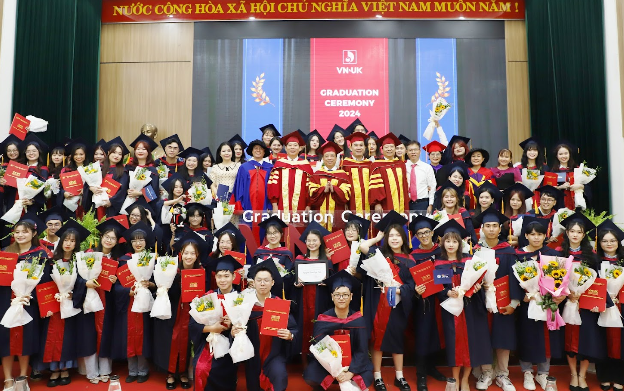 Lãnh đạo Đại học Đà Nẵng dự lễ trao bằng tốt nghiệp của Viện Nghiên cứu và Đào tạo Việt - Anh. Ảnh: HẢI ĐĂNG