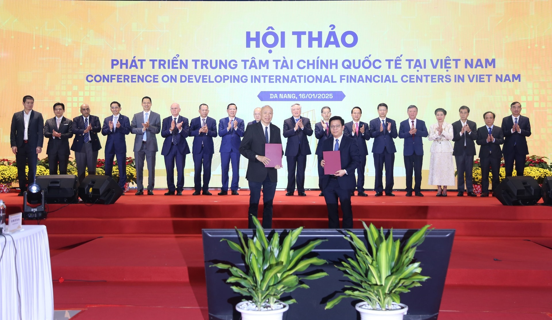Trường Đại học Kinh tế - Đại học Đà Nẵng ký kết hợp tác với Học viện TMC (Singapore) trong đào tạo nguồn nhân lực góp phần phát triển trung tâm tài chính khu vực tại Đà Nẵng. Ảnh: NGỌC HÀ