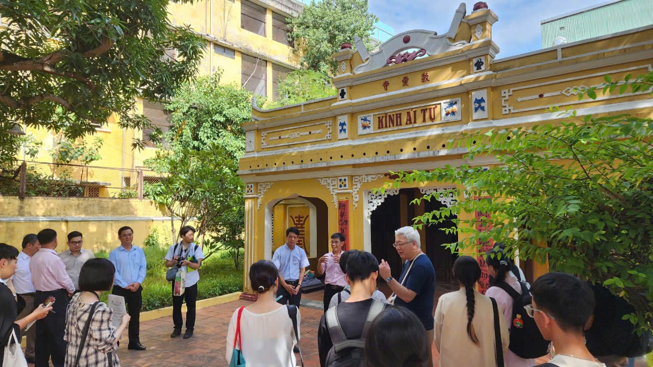 Giảng viên, sinh viên Đại học Đà Nẵng và chuyên gia Học viện Công nghệ Maebashi (Nhật Bản) nghiên cứu không gian kiến trúc, cảnh quan, góp phần bảo tồn giá trị văn hóa đình làng Hải Châu. Ảnh: THU HÀ